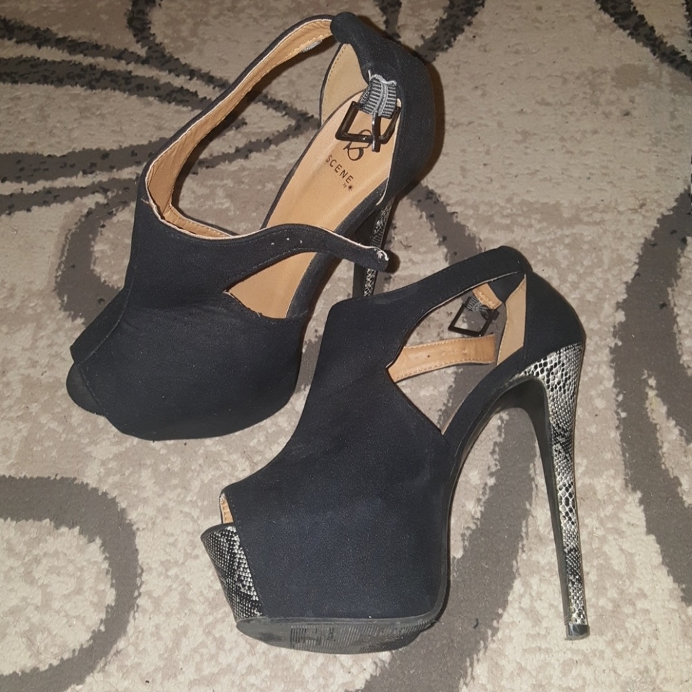 Black Pumps
